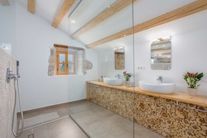 Hair dryer, towels, toilet paper - Rustic holiday house HARMONIE private pool and large garden (Brusići)