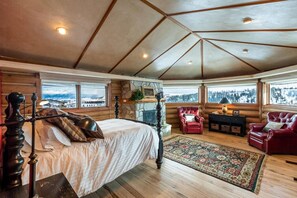 4 bedrooms, desk, iron/ironing board, WiFi