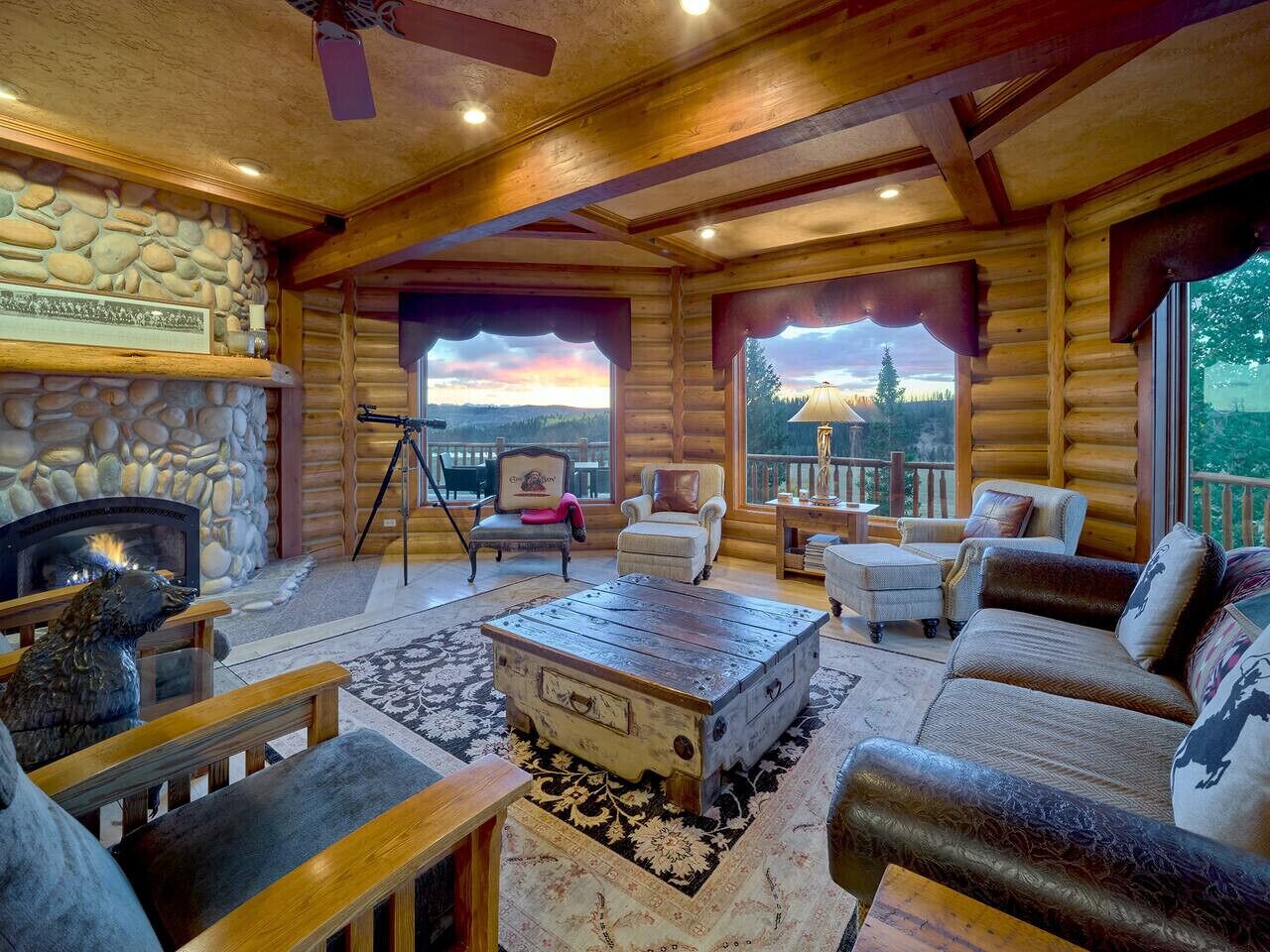 Tv, pejs, bøger, kontorer