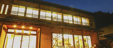 住宿正面 - 傍晚/夜晚