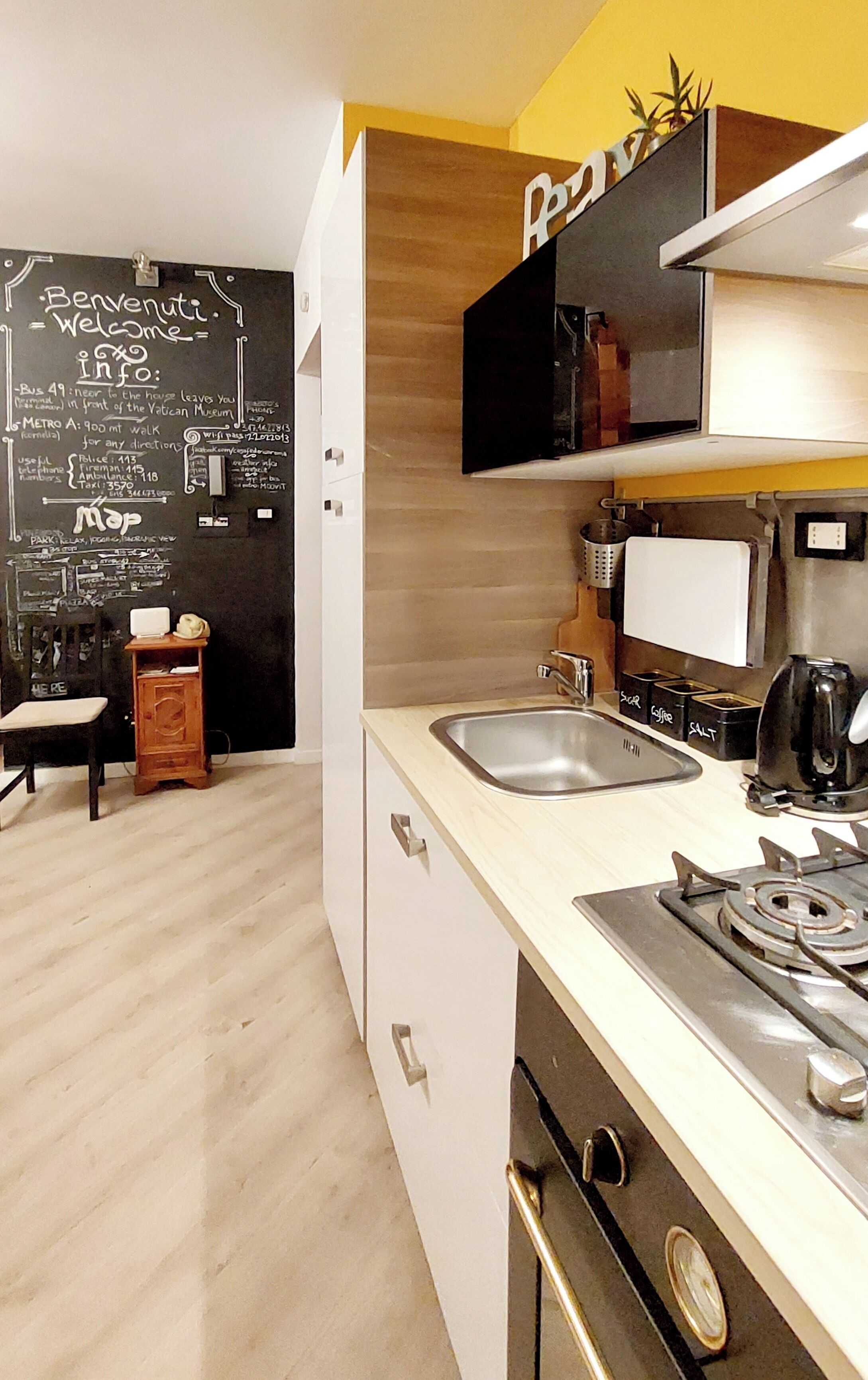 Frigorifero, forno, piano cottura, macchina per tè/caffè