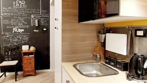 Cafetière/bouilloire, réfrigérateur, four, plaque de cuisson