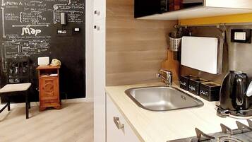 Frigorifero, forno, piano cottura, macchina per tè/caffè