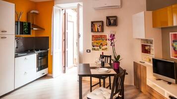 Fridge, oven, stovetop, coffee/tea maker