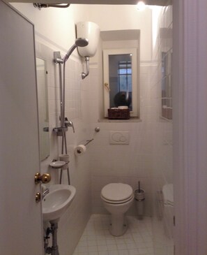 Duschwanne, Haartrockner, Bidet, Handtücher