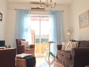 Smart TV, fireplace, DVD player, table tennis