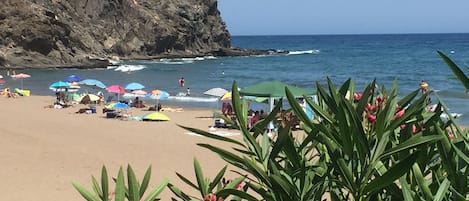 Plage, chaises longues