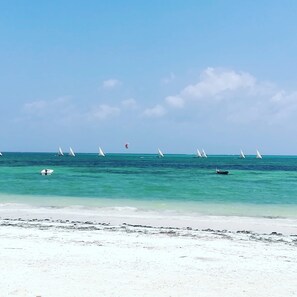 Aan het strand, wit zand