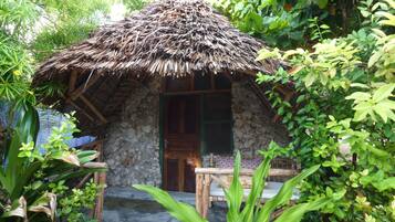 Bungalow, sân hiên, quang cảnh vườn | Truy cập Internet không dây miễn phí, bộ trải giường