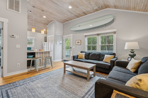 Adorable Dog Friendly Cottage - Stones Throw - Screened Porch - Fenced Yard - Steps to the Beach