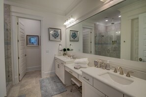Badewanne, Haartrockner, Handtücher, Seife
