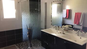 Douche, sèche-cheveux, serviettes fournies