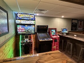 Game room - First Class "WILDWOOD" Sleeps 18/ADA/New Buck Hunter/Sunroom/Theater (Wisconsin Dells)