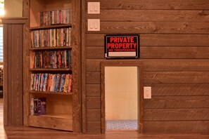 Interior - First Class "WILDWOOD" Sleeps 18/ADA/New Buck Hunter/Sunroom/Theater (Wisconsin Dells)