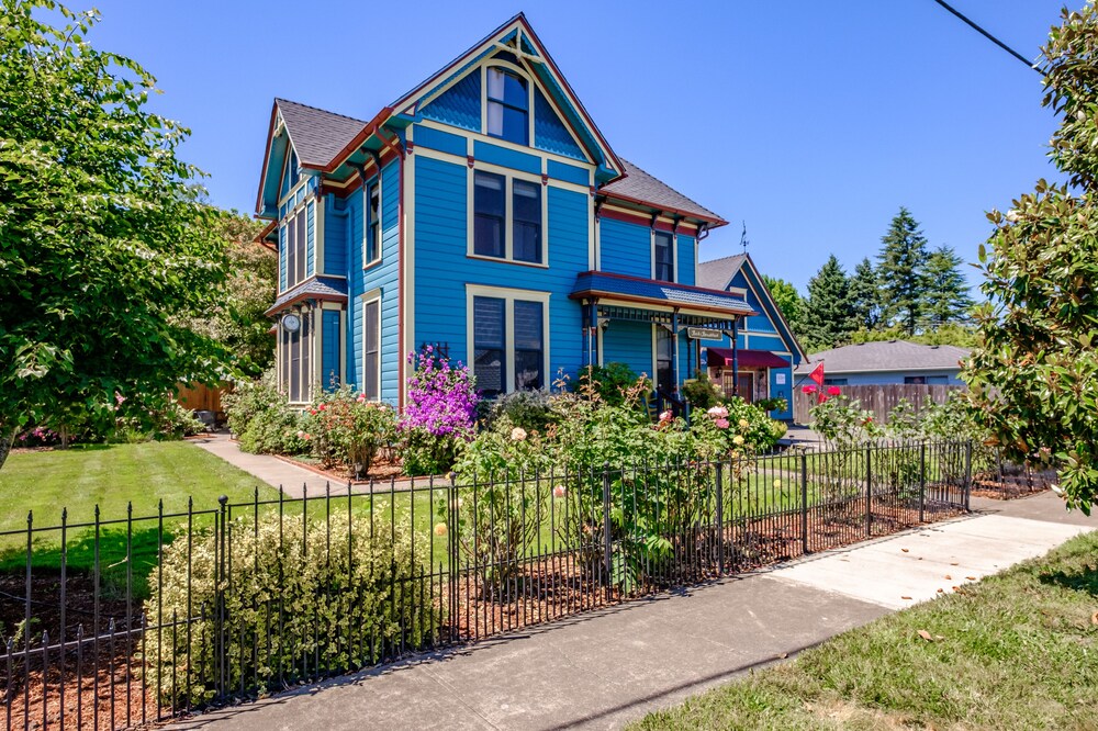 Historic & Charming Home In Willamette Valley Wine Country 1 Block from WOU