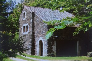 Exterior - Les Mazades, gîte large terrace Labellisé Esprit parc national des Cévennes. (Charnavas)