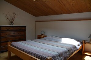 4 bedrooms, iron/ironing board, Internet - Les Mazades, gîte large terrace Labellisé Esprit parc national des Cévennes. (Charnavas)