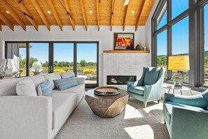 Smart TV y chimenea 