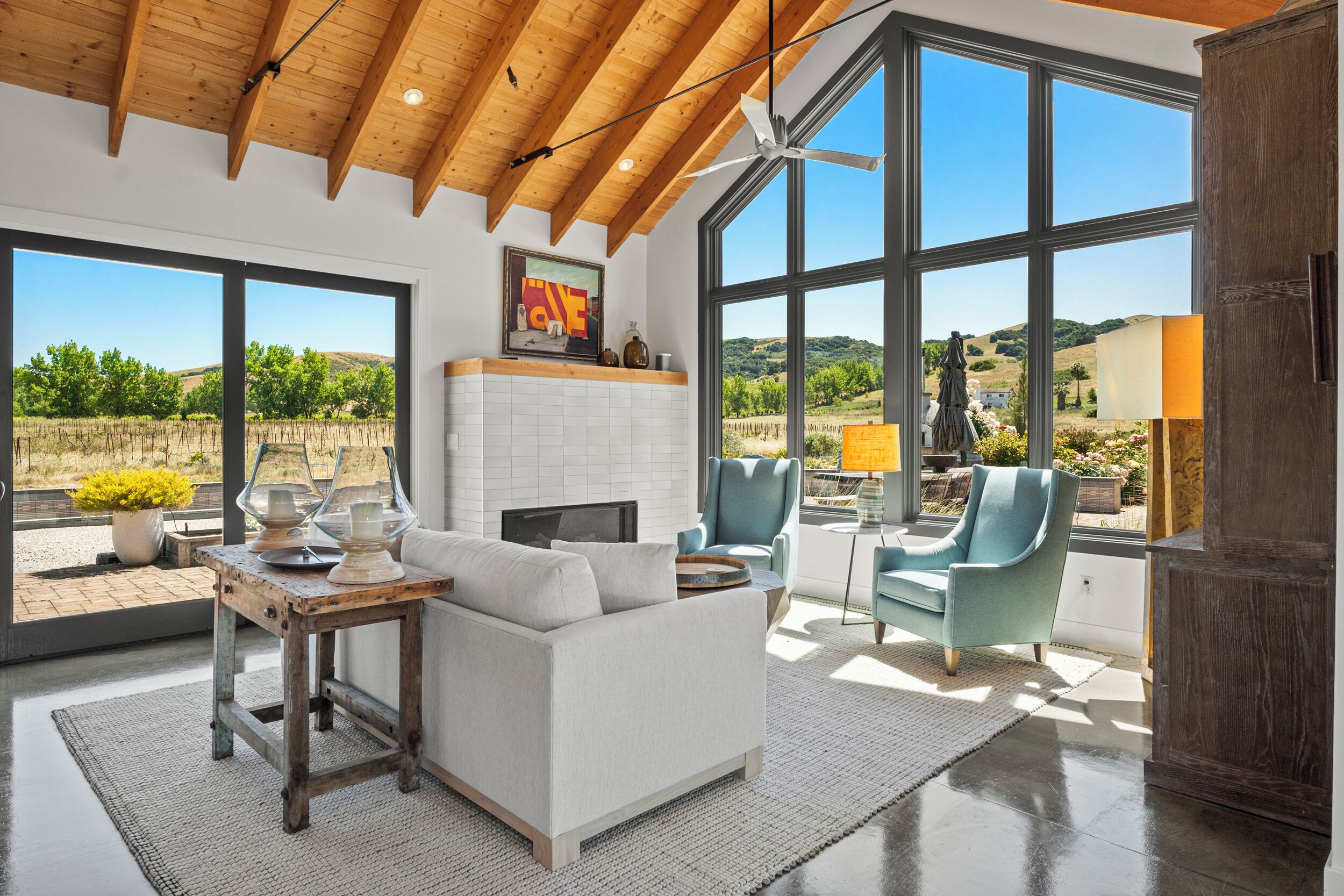 Smart TV y chimenea 