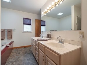 Duschwanne, Whirlpool, Haartrockner, Handtücher