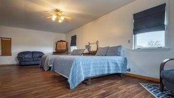 5 Schlafzimmer, Schreibtisch, Bügeleisen/Bügelbrett, Reisekinderbett