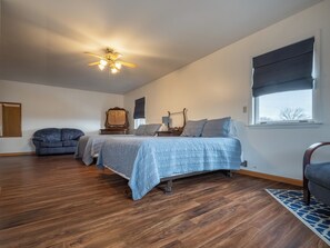 5 Schlafzimmer, Schreibtisch, Bügeleisen/Bügelbrett, Reisekinderbett