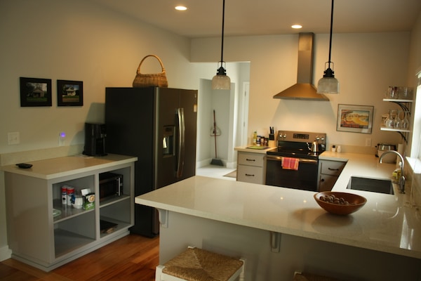 Een koelkast, een magnetron, een oven, een kookplaat