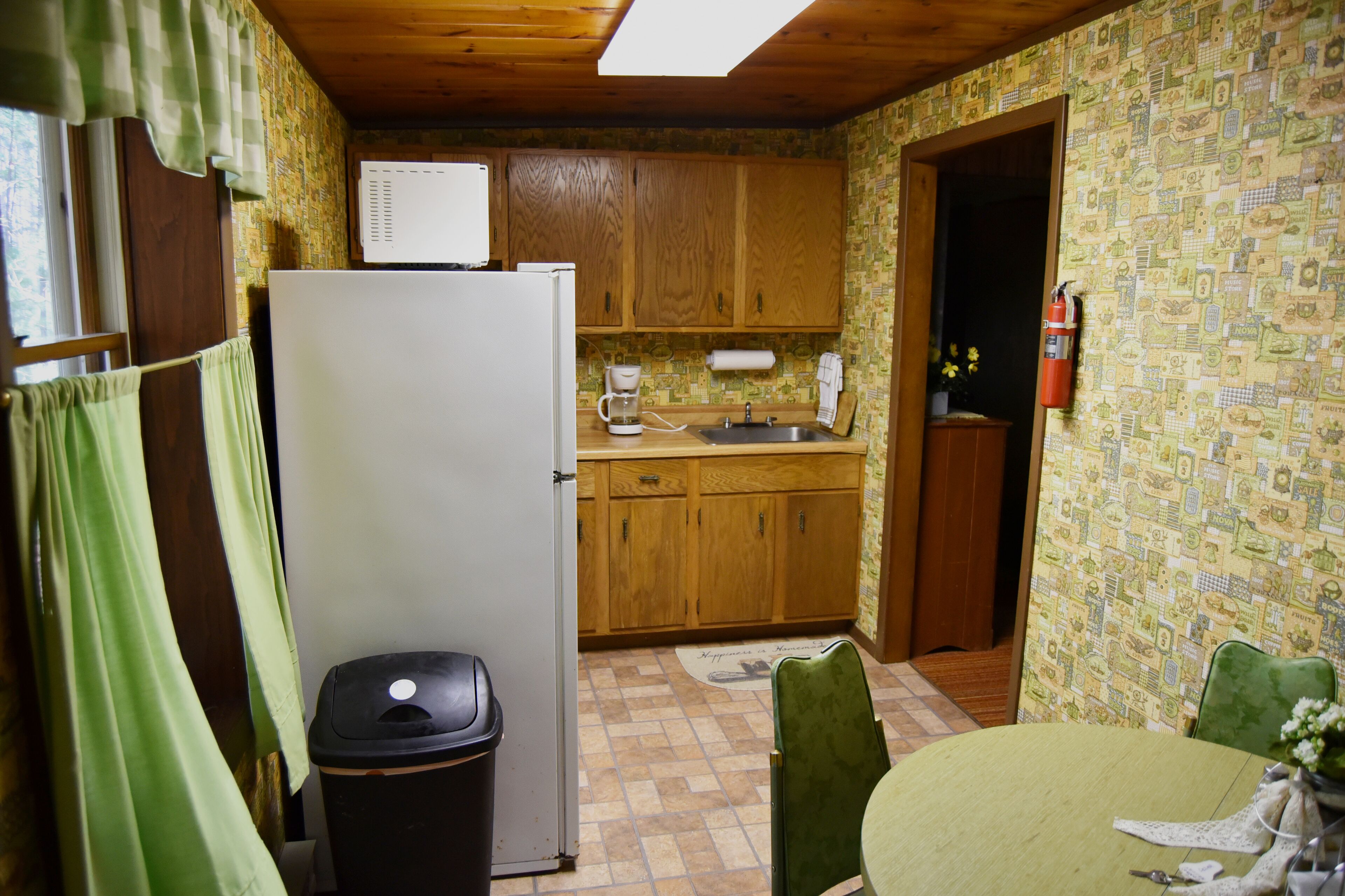 Lakeside 1 Bedroom Cabin, Sleeps 4+