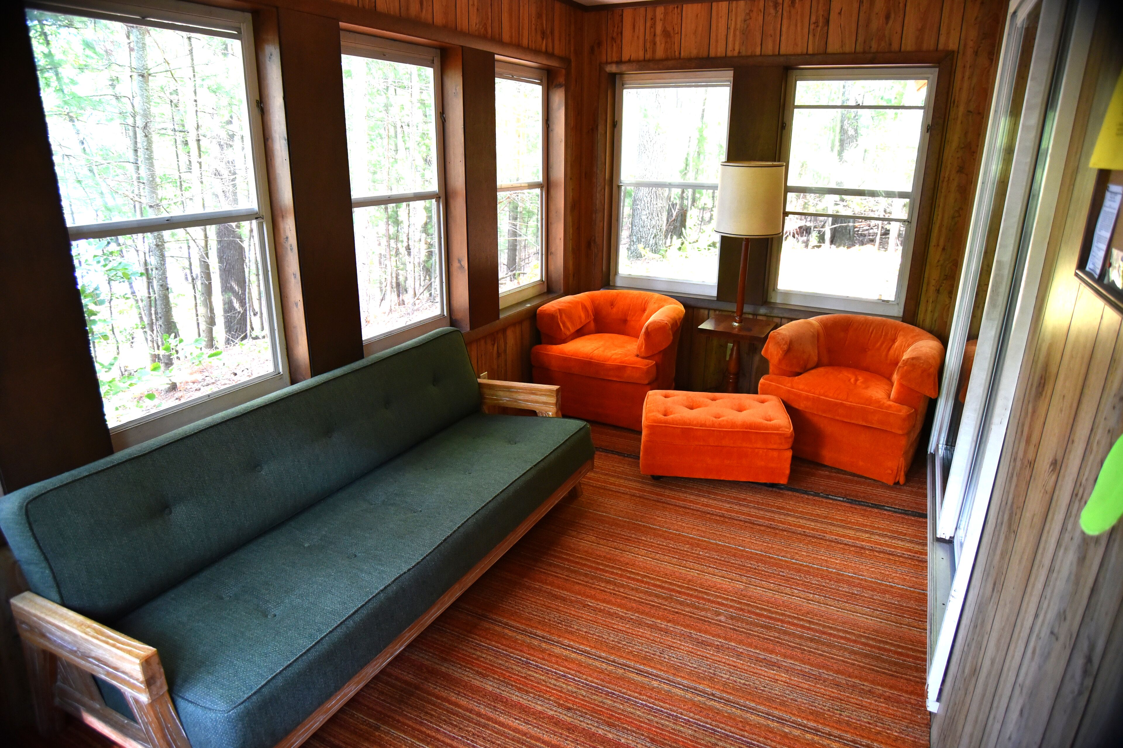 Lakeside 1 Bedroom Cabin, Sleeps 4+