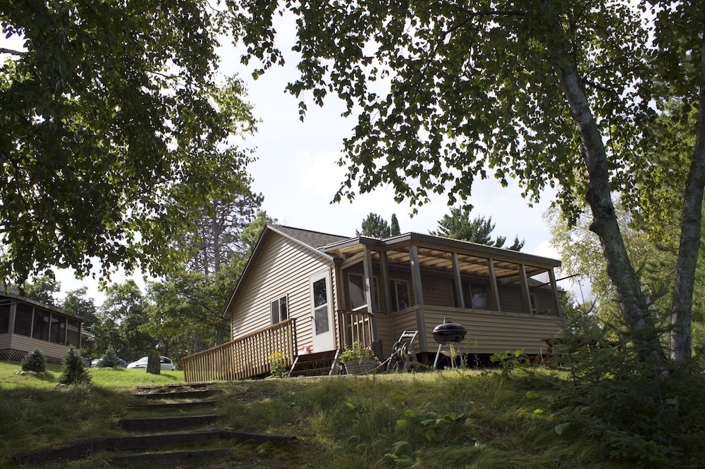 Beautiful 2-bed lakeside cabin on pristine 100+ acre lake