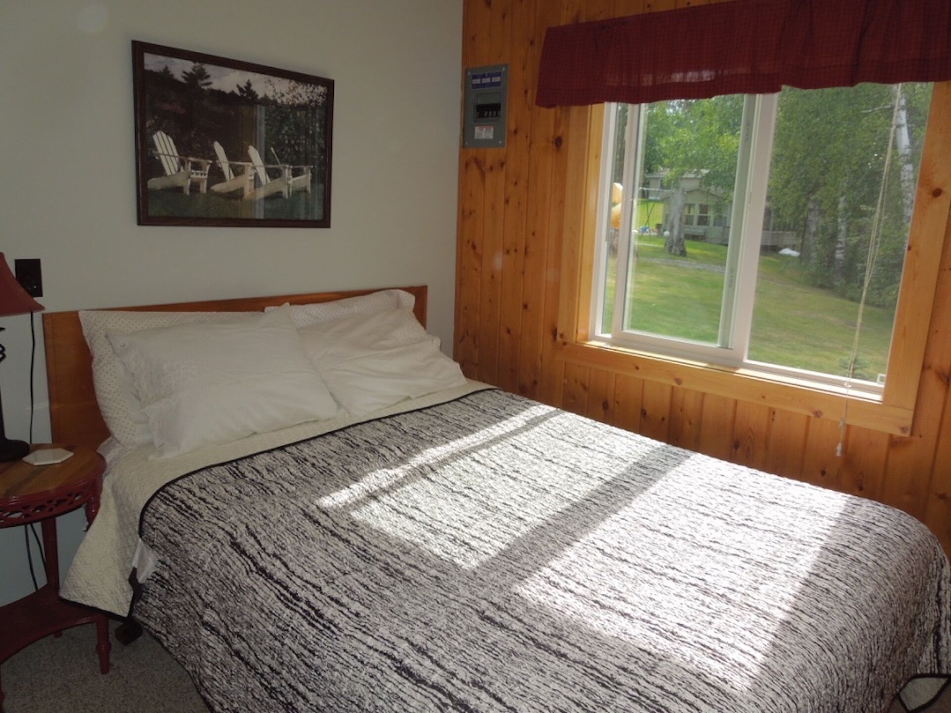 Beautiful  2-bed lakeside cabin on pristine 100+  acre lake