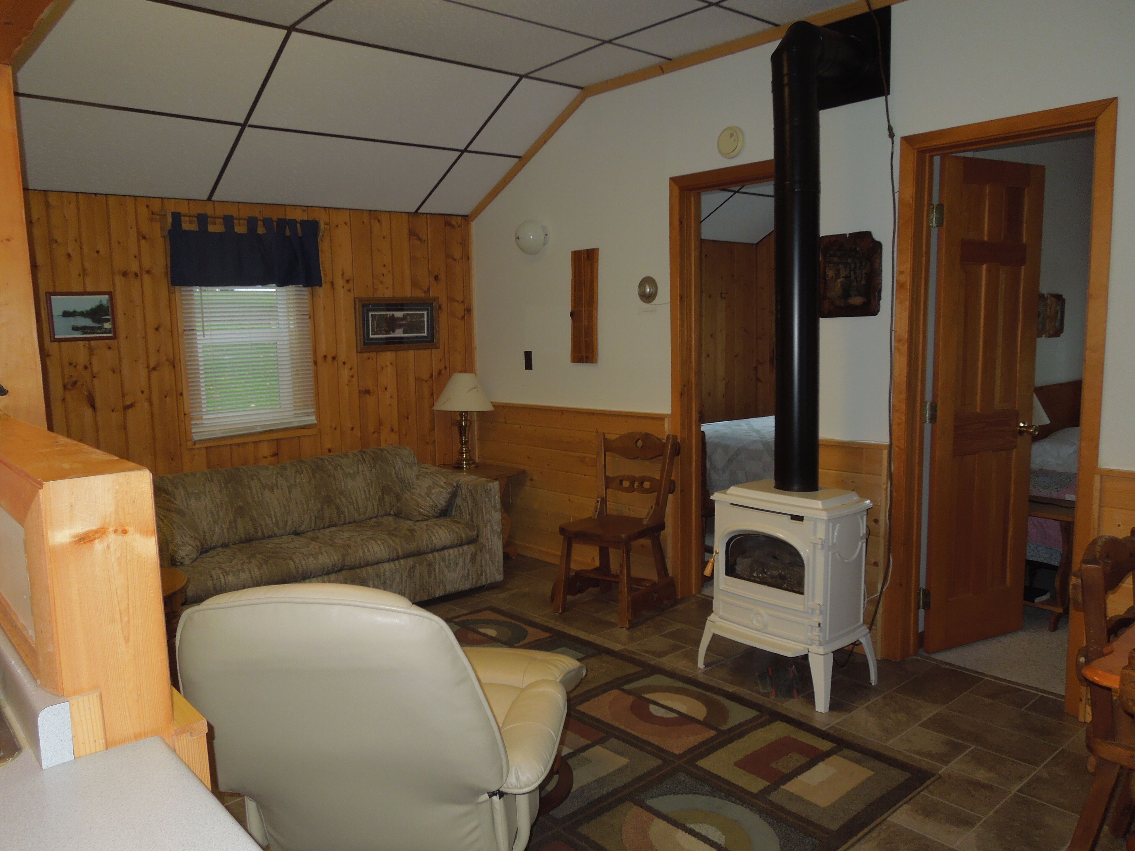 Beautiful  2-bed lakeside cabin on pristine 100+  acre lake