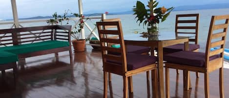 تناول الطعام بالخارج