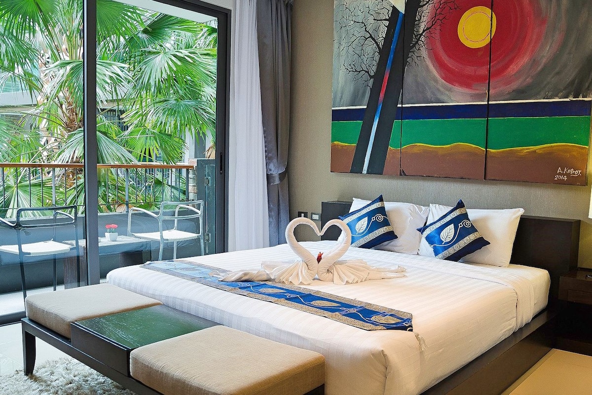 Apartment, 1 King Bed, Non Smoking | In-room safe, iron/ironing board, bed sheets