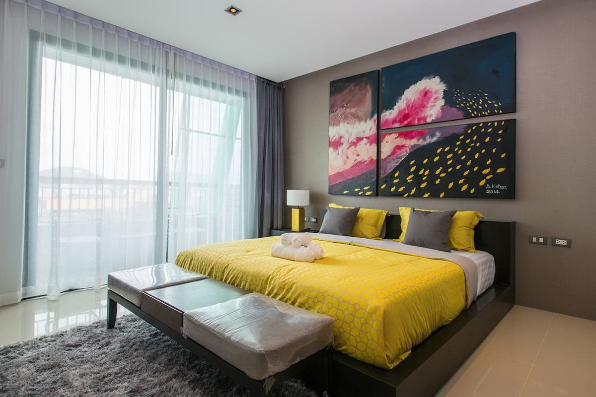 Standard Apartment, 1 King Bed, Non Smoking, Sea View | In-room safe, iron/ironing board, bed sheets