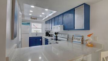 Geladeira, micro-ondas, fogão, cooktop