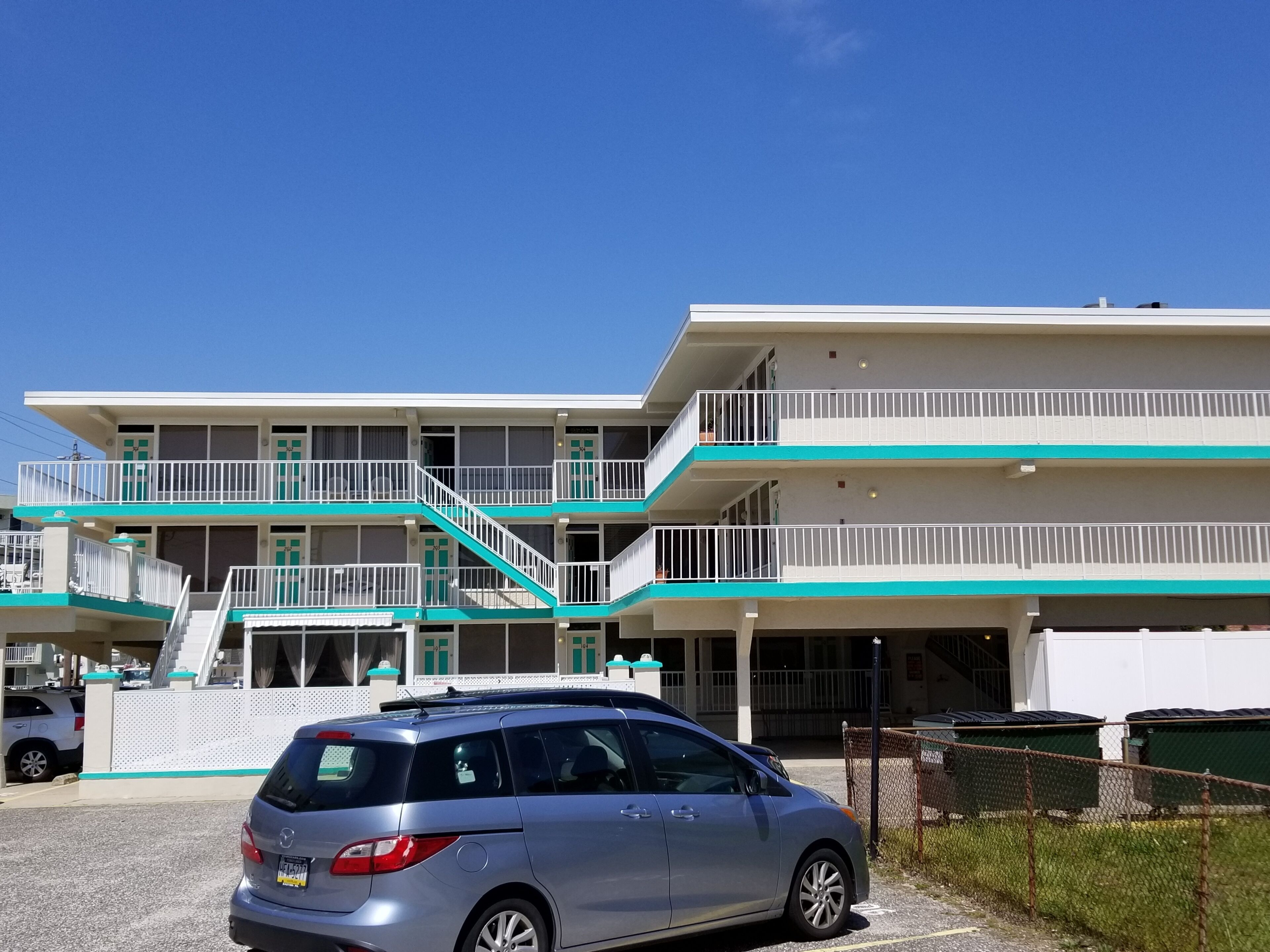 Lovely 1 Bedroom 2 Full Bath Condo Full kitchen 1 block from beach