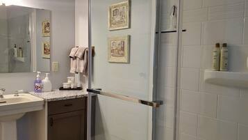 Dusche, Haartrockner, Handtücher, Seife