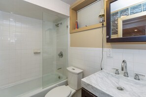 Combined shower/bathtub, hair dryer, towels - Private Montauk Retreat w/ NEW Pool • Minutes to Beach • Summer-Ready (Montauk)