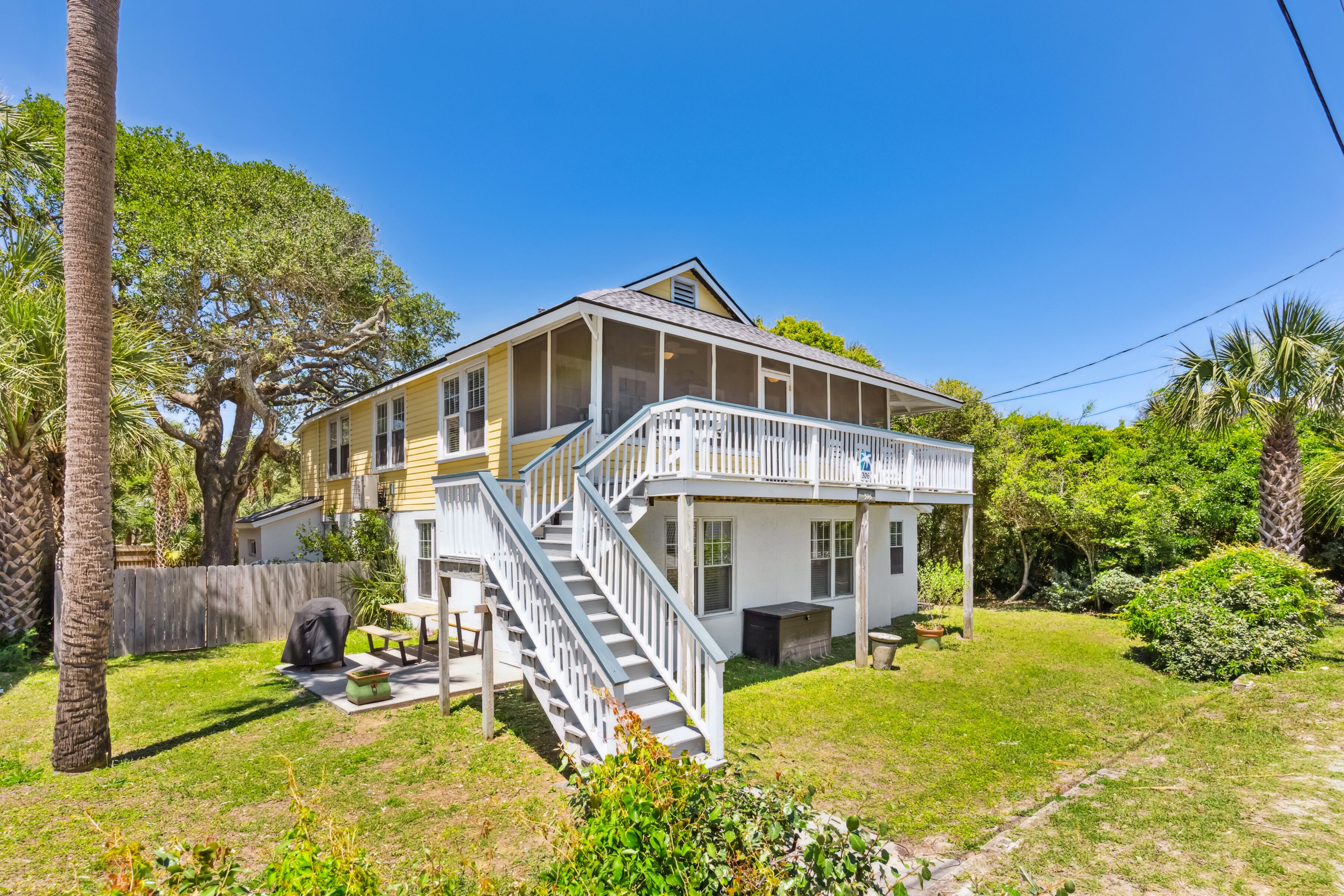 306 E Arctic - Steps to the beach - Fenced Yard- Screened Porch - Two Kitchens - Pet Friendly