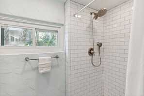 Bañera con ducha, toallas