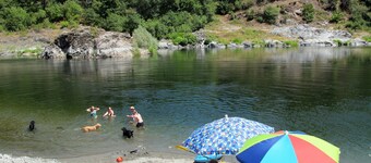 Riverside hytte i Klamath-bjergene