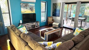 Télévision, lecteur de DVD, chaîne hi-fi