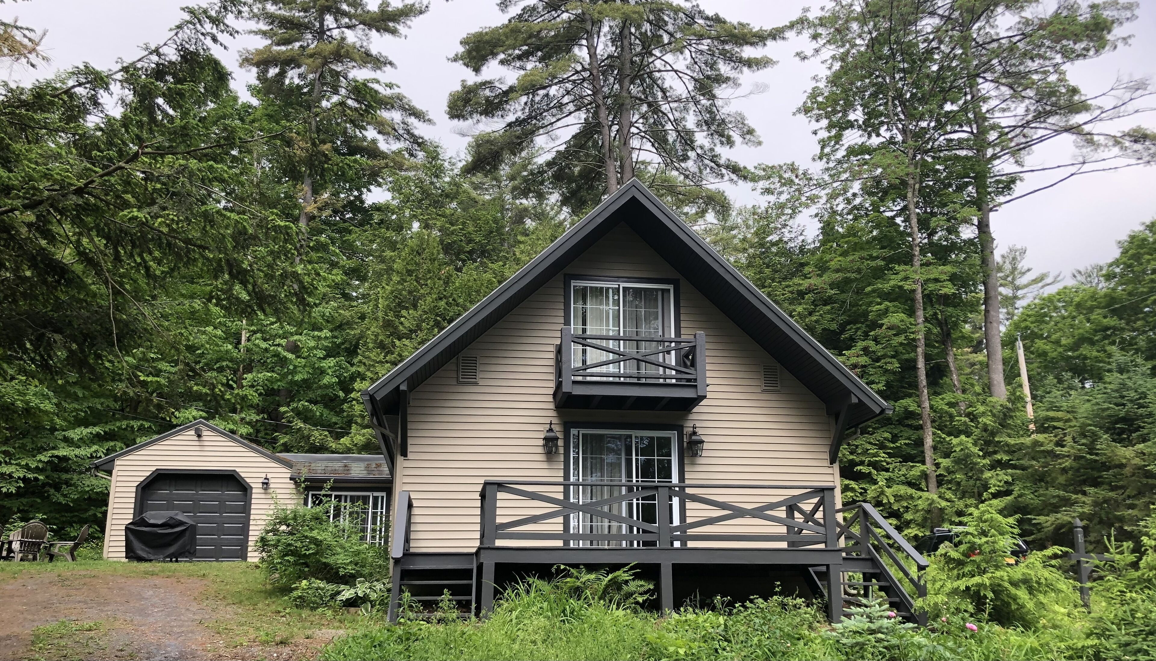 Beautiful Home in Bolton Landing. Short walk to town & beach!