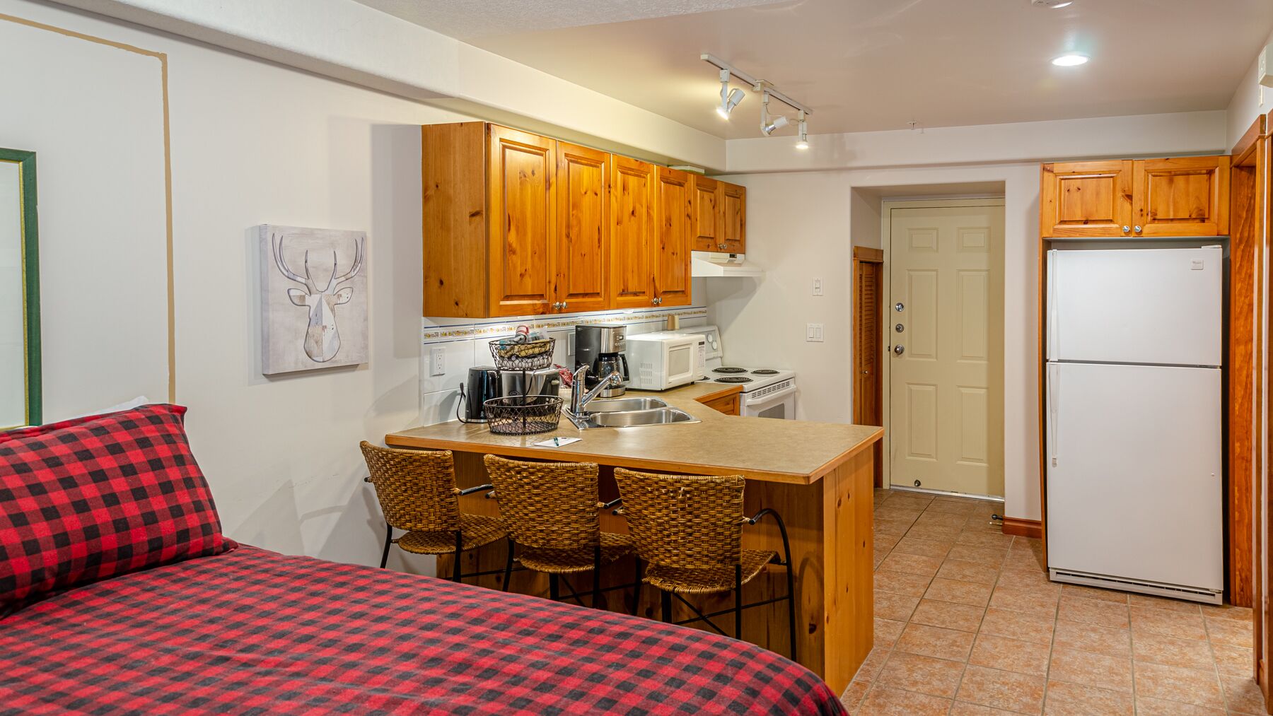 Centrally located studio suite close to village centre