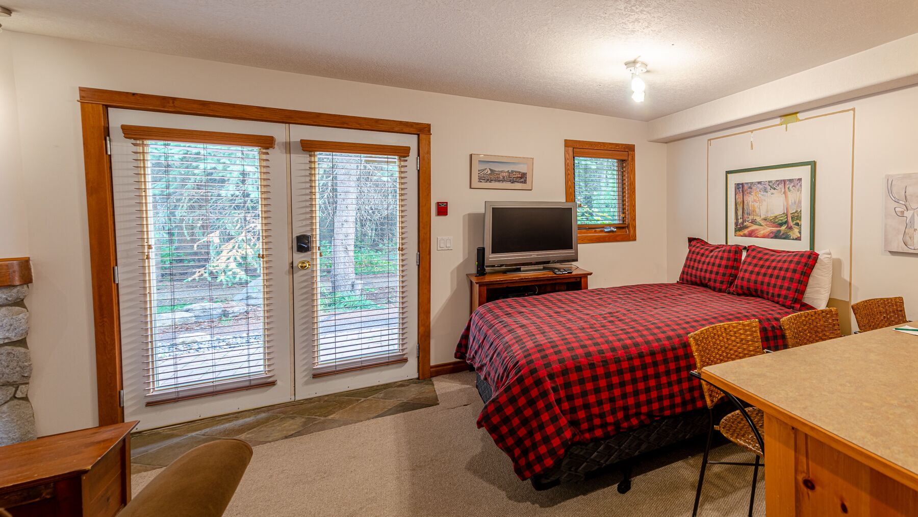 Centrally located studio suite close to village centre