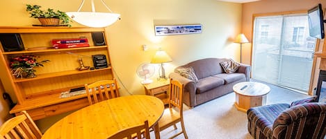 Fernseher, Kamin, DVD-Player, Stereoanlage