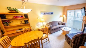 Fernseher, Kamin, DVD-Player, Stereoanlage