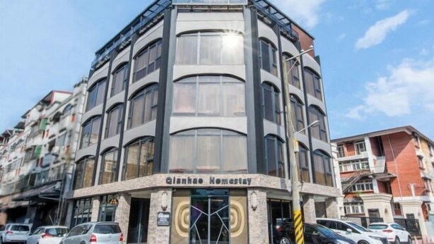A modern building with a curved facade, labeled "Qlanhae Komastay." - Qian Hao Homestay (HUALIEN CITY)