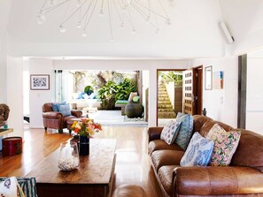 TV, stereo - Beached on Bungan - Luxury Home with endless ocean views (Newport)
